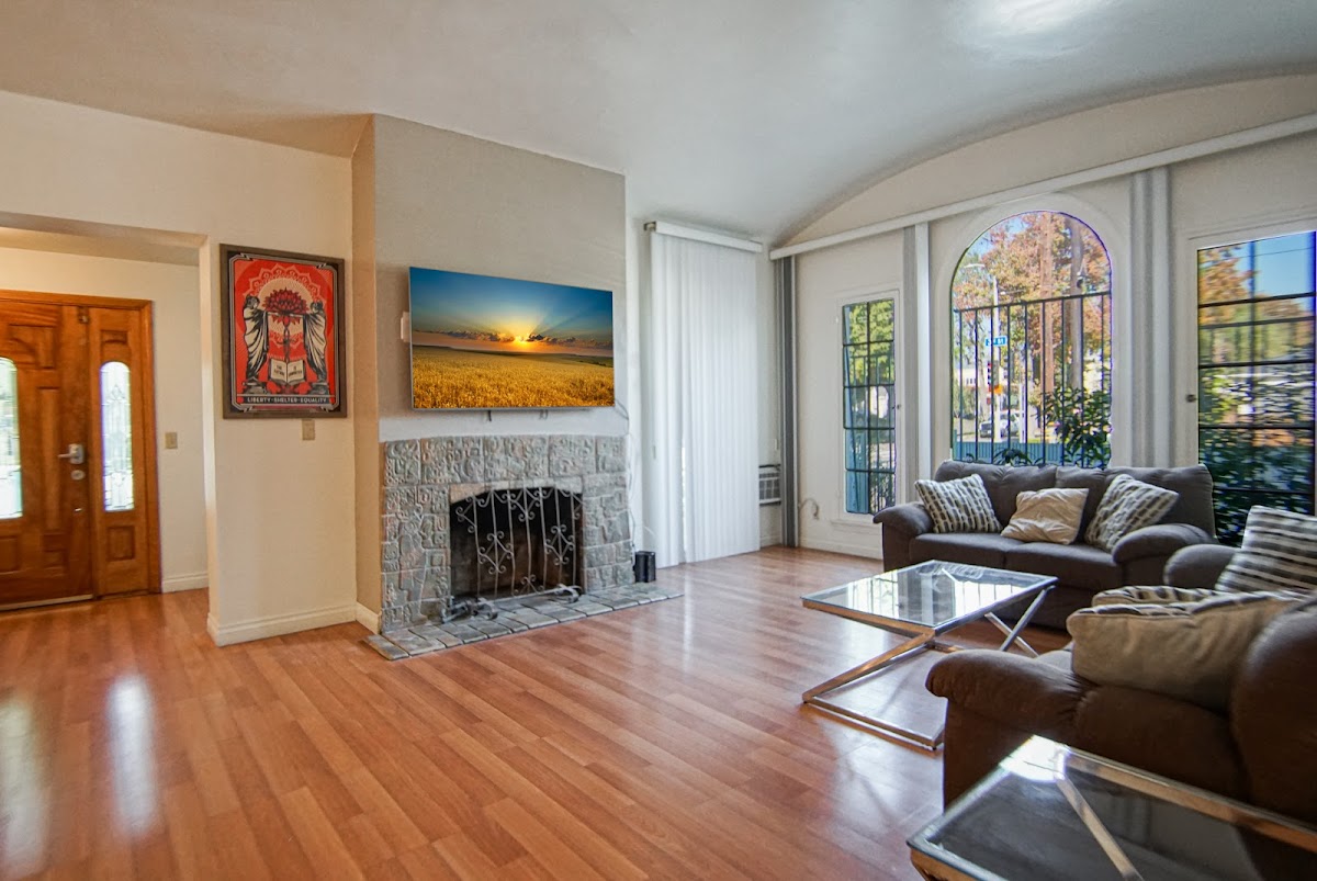 La Peer House Sober Living - Photo 1
